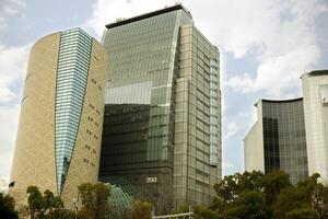 Osaka Stadt, Japan, 2023 - - nhk Gebäude und das Osaka Museum von Geschichte unter hell Blau Himmel Hintergrund. foto