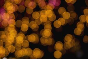 abstrakt verschwommen und Bokeh von Betrachtung Beleuchtung von Gelb LED Licht Bubs auf schwarz Hintergrund. foto