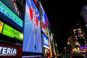 Osaka Stadt, Japan, 2023 - - Nahansicht bunt und Blickfang Werbung Beleuchtung Werbetafeln beim Dotonburi Bereich. Dotonbori ist ein einer Beliebt Ziel von Osaka wann Touristen Reisen Osaka. foto