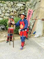 himeji, Japan, 2023 - - zwei japanisch Mann tragen und Schauspielkunst im uralt japanisch Soldat Krieger beim Himeji Schloss Park. foto