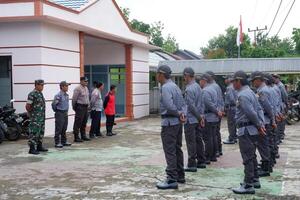 kuaro Kalimantan Timur, Indonesien 18 Januar 2024. mehrere Linmas Menschen sind Sein trainiert durch das indonesisch Militär- foto