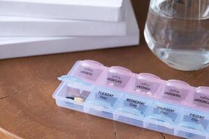 medizinisch Pille Box mit Dosen von Tablets zum Täglich nehmen ein Medizin mit Drogen und Kapseln foto