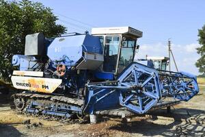 kombinieren Erntemaschinen. landwirtschaftlich Maschinen. foto