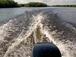 Boote im das Fluss ob. Bewegung von Motor- Boot Transport. foto