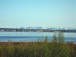 Fluss Hafen auf das Fluss von das Stadt von Salechard. Hafen Kräne ein foto