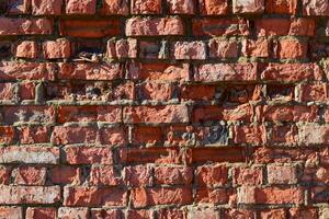 zerstört durch Zeit und Niederschlag Backstein Mauer. foto