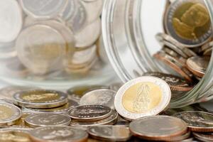 Stapel von Neu thailändisch baht Münzen. Geschäft und Finanzen Konzept. foto