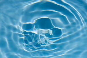 blaues Wasser Wellen auf das Oberfläche Wellen verschwommen. defokussieren verschwommen transparent Blau farbig klar Ruhe Wasser Oberfläche Textur mit Spritzen und Blasen. Wasser Wellen mit leuchtenden Muster Textur Hintergrund. foto