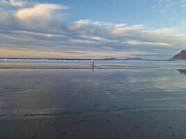 Sonnenuntergang auf Famara Strand auf Lanzarote Insel foto