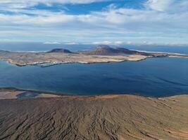 Mirador del Rio, Lanzarote ikonisch Standpunkt, bietet an ein atemberaubend Panorama von das atlantisch und benachbart Inseln. foto