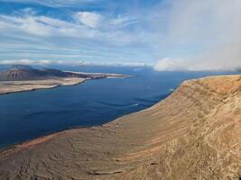 Mirador del Rio, Lanzarote ikonisch Standpunkt, bietet an ein atemberaubend Panorama von das atlantisch und benachbart Inseln. foto