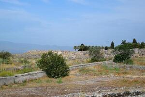 Wände von das uralt Ruinen von Kalkstein Blöcke. Ruinen von das Stadt von Hierapolis, Truthahn. foto