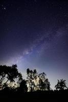 Himmel und Sterne, die Milchstraße in der Nacht selbst foto