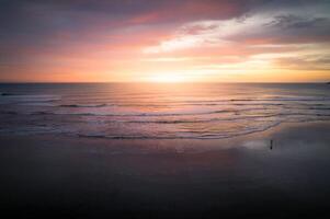 Sonnenuntergang Strand. pov Gehen auf Meer Strand pov Schuss von Meer Sonnenuntergang beim Sand Strand foto