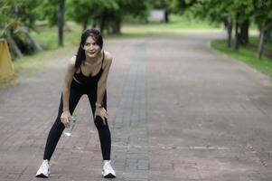 schlank Mädchen abspielen Yoga auf das Rasen beim das parken, entspannen im Nuture, asiatisch Mädchen Liebe Gesundheit üben Yoga foto