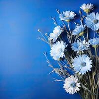 ai generiert Strauß von Feld Kornblumen auf ein Blau Hintergrund mit Raum zum Text. foto