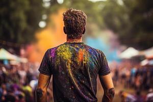 ai generiert Rückseite Aussicht von ein Mann im ein schwarz T-Shirt befleckt mit malen. Festival von Farben. generiert durch künstlich Intelligenz foto