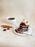 Tasse von Kaffee, Schokolade Kuchen, Zimt Stock und Star Anis auf Beige Hintergrund foto