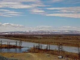 Fluss Landschaft früh Frühling. nackt Bäume, schmelzen Schnee. foto