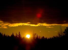 Landschaft von das Sonnenuntergang. schön Himmel. das Farben von Sonnenuntergang. foto