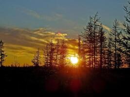 Landschaft von das Sonnenuntergang. schön Himmel. das Farben von Sonnenuntergang. foto