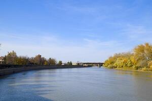 Herbst Landschaft. Fluss Bank mit Herbst Bäume. Pappeln auf das b foto