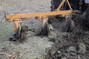 Traktor Pflügen das Garten. Pflügen das Boden im das Garten foto