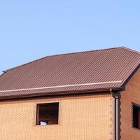 das Haus mit Plastik Fenster und ein Dach von gewellt Blatt. Überdachung von Metall Profil wellig gestalten auf das Haus mit Plastik Fenster foto