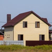 das Haus mit Plastik Fenster und ein Dach von gewellt Blatt foto