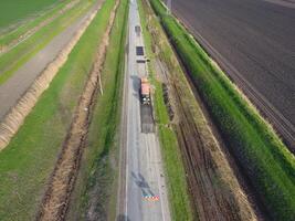 oben Aussicht von das Straße Reparatur. Technik zum Reparatur von Asphalt. Ersatz von Asphalt Gehweg. foto