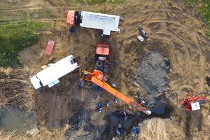 Reparatur von das Gas Pipeline Sektion Vorbeigehen durch das Wasser Kanal. Reparatur Arbeit foto