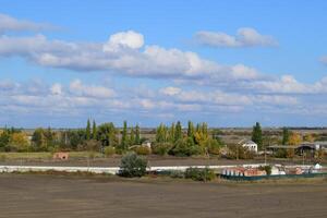 ein Aussicht von über von ein klein Russisch Dorf. ländlich Landschaft. Feld und Dorf. ein halb verlassen Dorf. foto