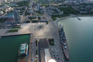 oben Aussicht von das Yachthafen und Kai von Noworossijsk foto