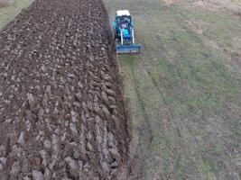 Traktor Pflügen das Garten. Pflügen das Boden im das Garten foto