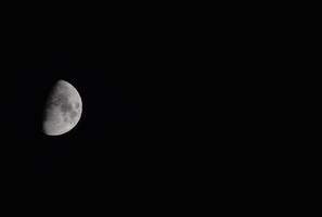 das Mond im das Nacht Himmel foto