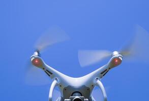 Drohne dji Phantom 4 im Flug. Quadrocopter gegen das Blau Himmel foto