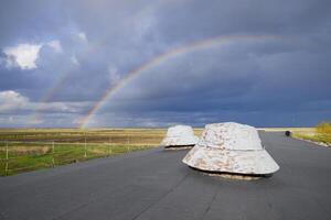 Regenbogen, Aussicht von das Dach von das Gebäude. Belüftung Steckdosen foto