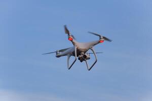 das Drohne, schweben im das Himmel. Flug Quadrocopter foto