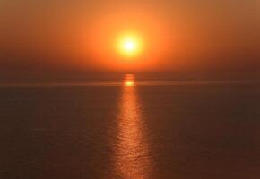 Dämmerung Über das Meer. Meer von Asow. Sonnenaufgang. foto