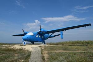 Blau Drehflügel Flugzeug auf das hügel. Open-Air Museum foto