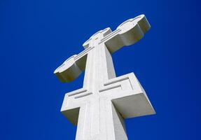 Weiß orthodox Christian Kreuz auf Blau Himmel Hintergrund. foto