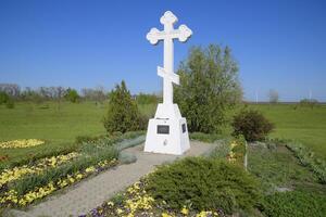 orthodox Kreuz auf das Eingang zu das Siedlung. Symbol von das Christian Glaube. orthodox Kreuz zum Absorption eintreten in das Stadt. foto