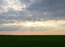 Sonne Strahlen brechen durch Kumulus Wolken. paradiesisch Landschaft foto