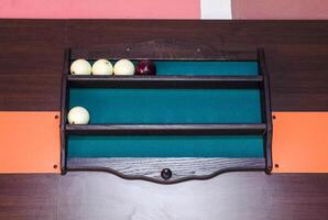 Regal zum Billard- Bälle. Zubehör zu das Billard- Tisch. foto