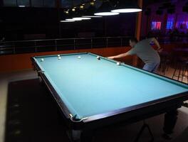 Russisch Billard. spielen Billard im ein Nachtclub. foto