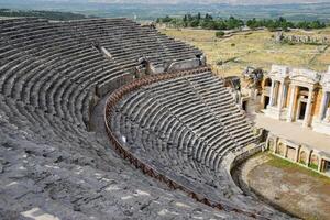 uralt Antiquität Amphitheater im Stadt von Hierapolis im Truthahn. Schritte und Antiquität Statuen mit Säulen im das Amphitheater foto