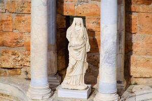 Marmor Statuen beim das Säulen von das Amphitheater im Hierapolis, Truthahn. foto