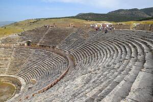 uralt Antiquität Amphitheater im Stadt von Hierapolis im Truthahn. Schritte und Antiquität Statuen mit Säulen im das Amphitheater foto