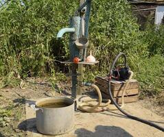 Bewässerung System im das Zuhause Garten. Gut mit Handbuch und automatisch Pumpe. foto