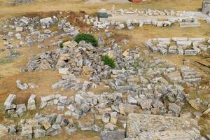 oben Aussicht von das Ausgrabung Seite? ˅ im ruiniert uralt Stadt von Hierapolis. das Überreste von zerstört Gebäude und Säulen. foto